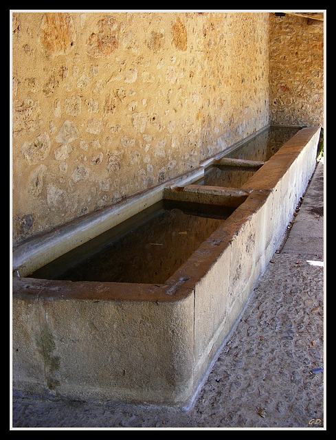 Tourrettes (83440) Le Lavoir Abreuvoir