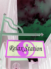 Relax station /San Antonio, Texas. USA - 29 juin 2010 - Inversion  RVB - BVR