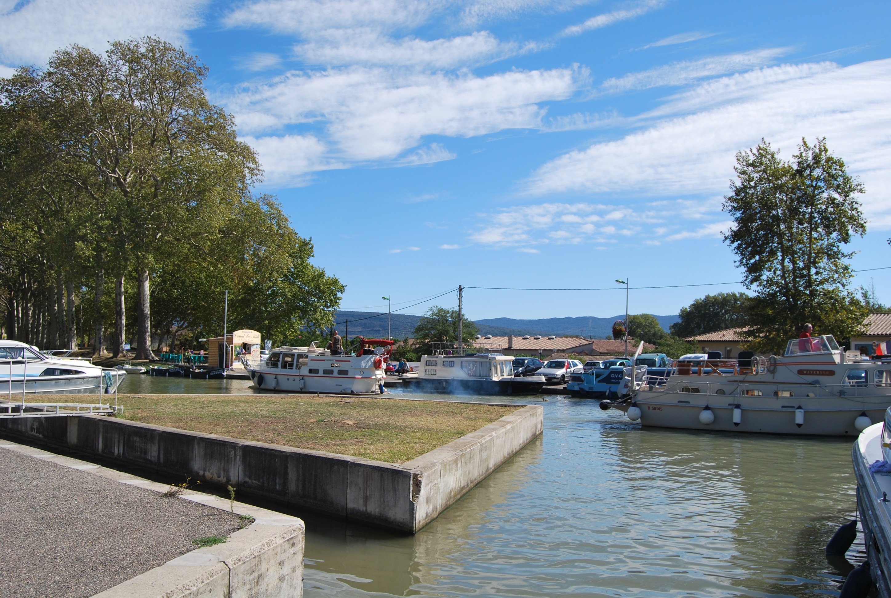 Trebes sur le canal du Midi