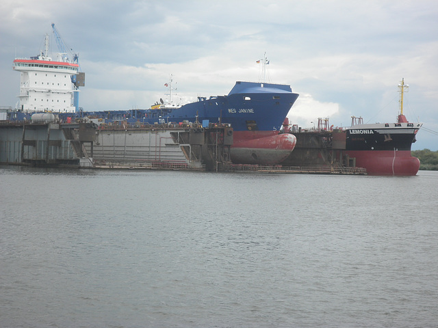 Schiffe am/im Dock in Bremerhaven