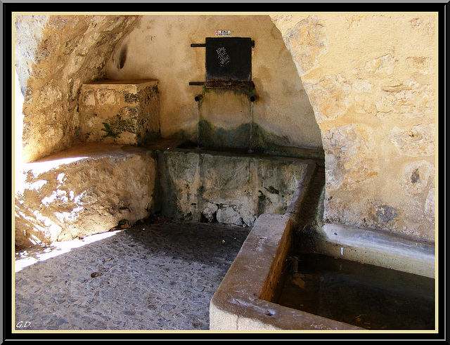 Tourrettes    La Fontaine du Lavoir - Abreuvoir