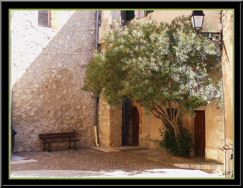 Tourrettes    Place de l'Eglise