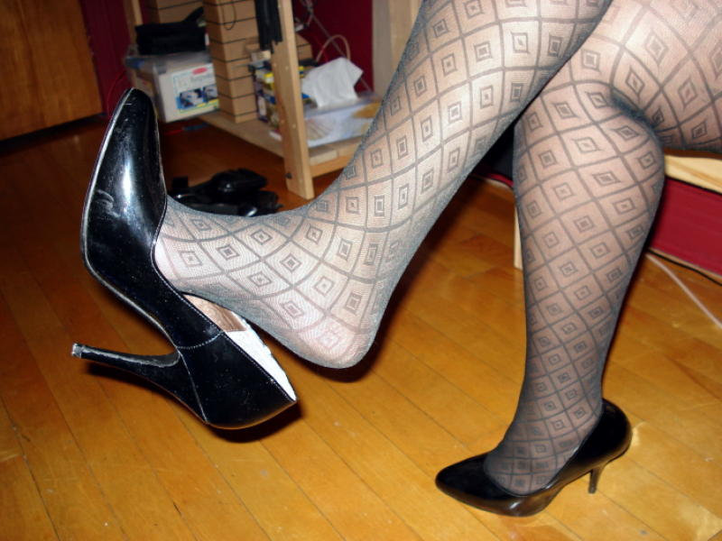 Lady Caliente de Montréal  - Dangle time in black pumps / Dangle en escarpins noirs.