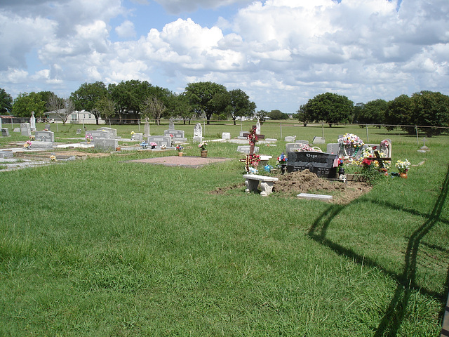 Funeral shade / Ombre funéraire -  Hranice & St-Joseph's cemeteries - Texas. USA - 5 juillet 2010