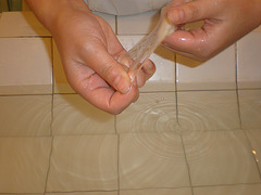 Manipulación de la crisálida para hacer la seda