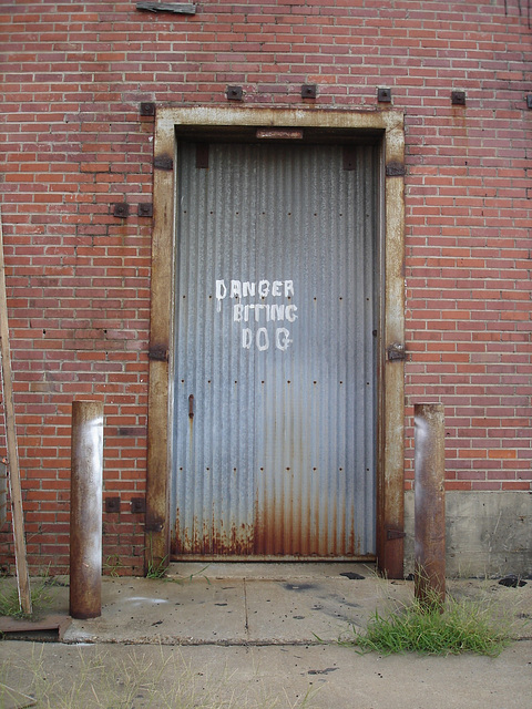 Barking door / Porte jappante - Bastrop, Louisiana. USA - 8 juillet 2010.