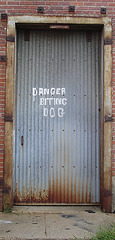 Barking door / Porte jappante - Bastrop, Louisiana. USA - 8 juillet 2010.