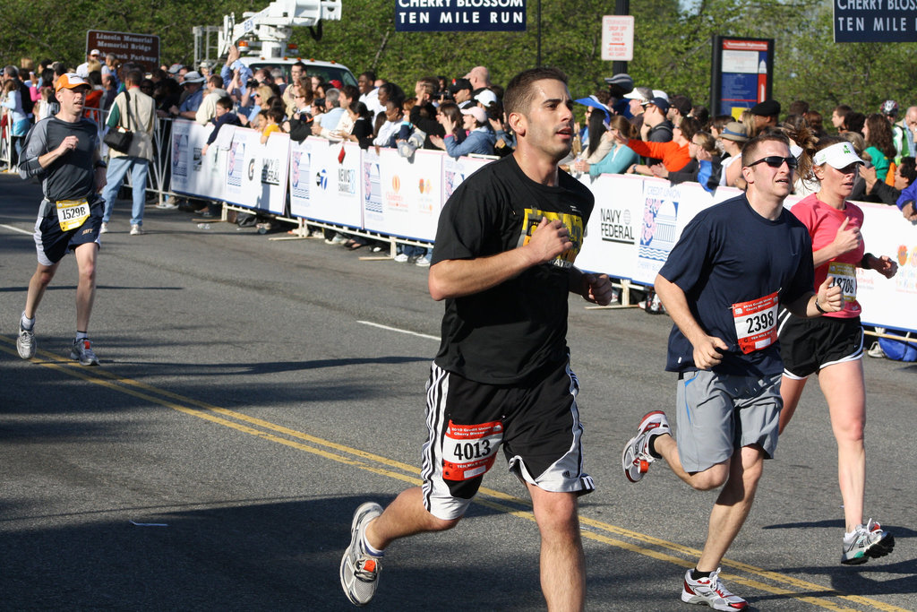 20.NCBF.10MileRun.FinishLine.WDC.11April2010