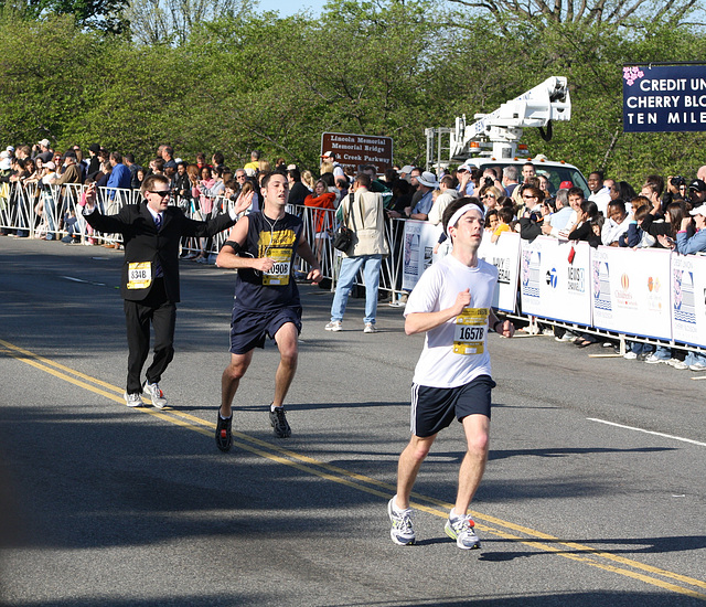 21a.NCBF.10MileRun.FinishLine.WDC.11April2010