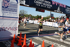 32.NCBF.10MileRun.FinishLine.WDC.11April2010