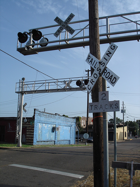 Railroads crossing / 2 tracks - Indianola, Mississippi. USA - 9 juillet 2010.