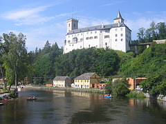burgo Rožmberk (Suda Bohemio) super la rivero Vltava (Vultavo)