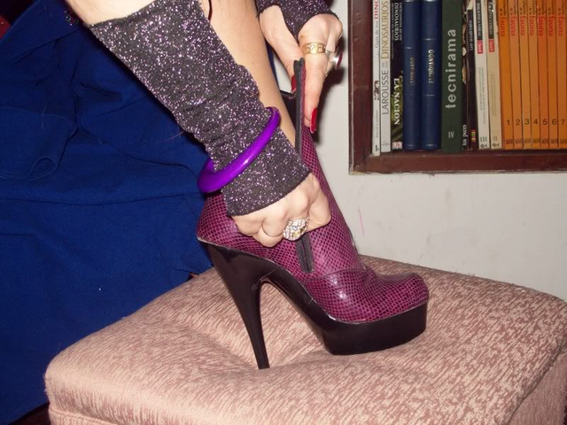Lady Roxy / Purple Lecnirama high-heeled boots / Bottes lecnirama violettes à talons hauts.