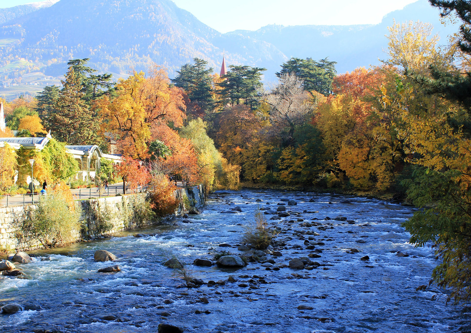 Herbstfarben an der Passer in Meran.