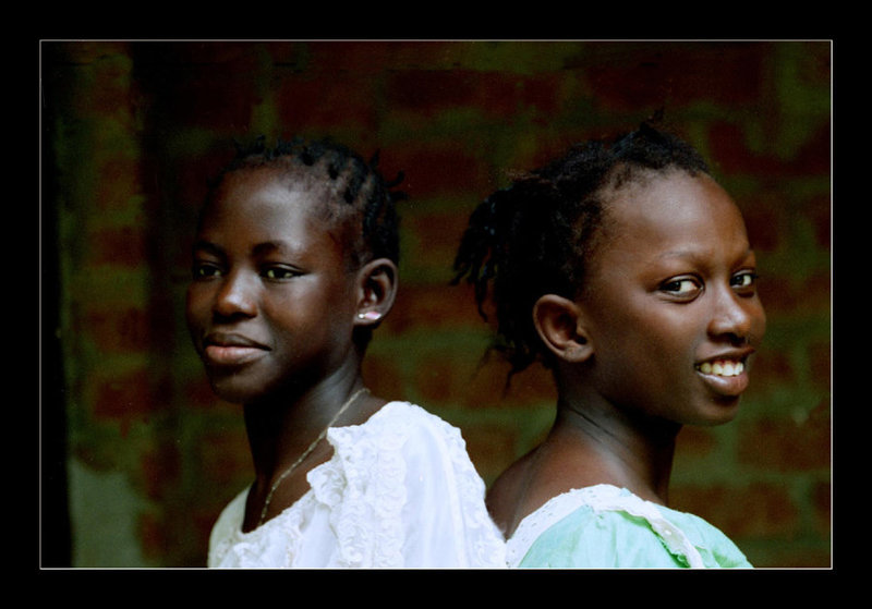 le noir et le blanc en couleur (sur fond noir)