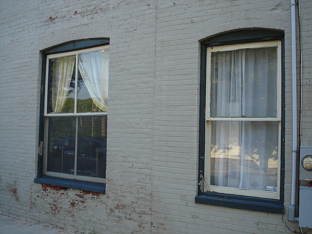 Old windows reflections / Reflets de fenêtres anciennes - Pocomoke, Maryland. USA - 18 juillet 2010.