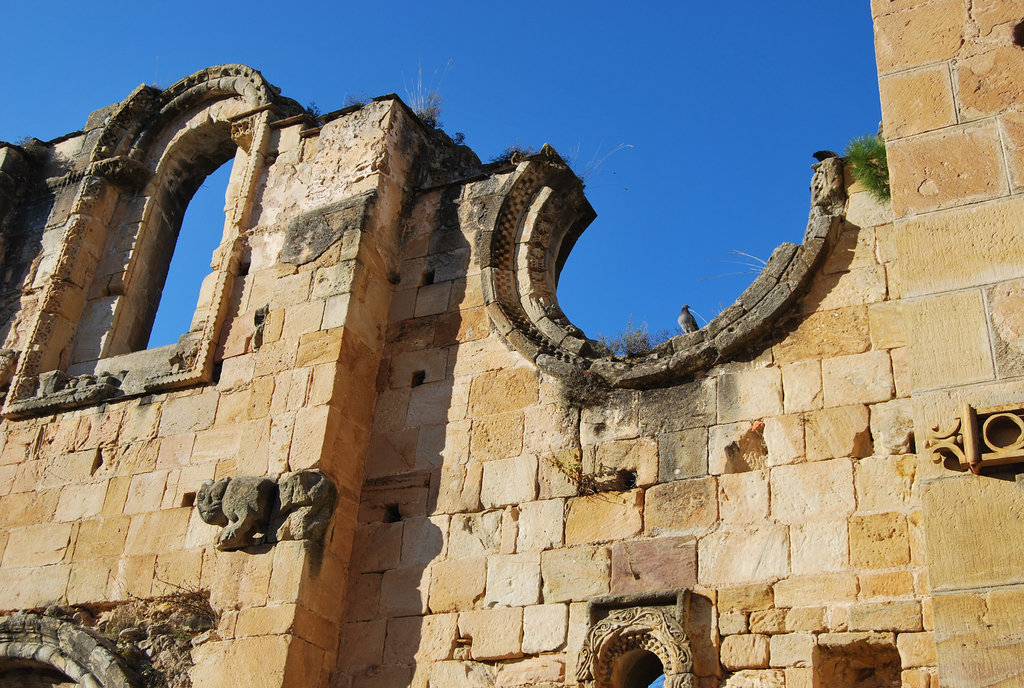 Détail de la porte centrale de l'Abbaye d'Alet les bains