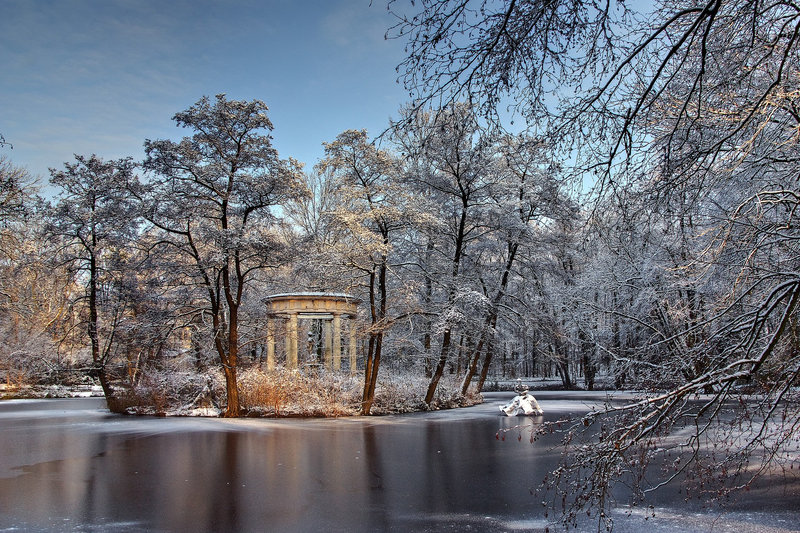 Pavillon im Wintersonnenlicht