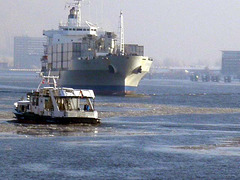 Fähre und Containerschiff