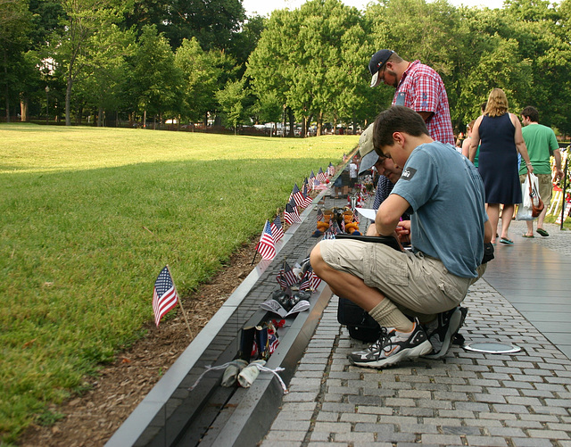 95.MDW.VietnamVeteransMemorial.WDC.29May2006