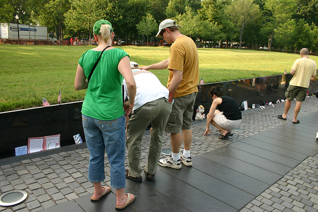 98.MDW.VietnamVeteransMemorial.WDC.29May2006