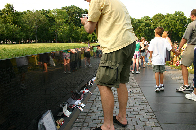 99.MDW.VietnamVeteransMemorial.WDC.29May2006