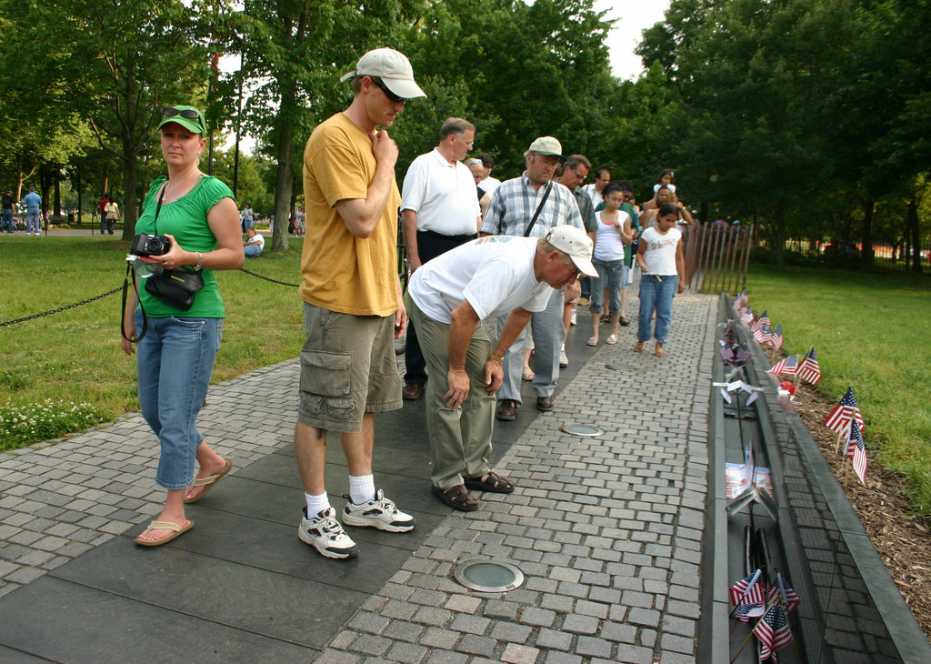 100.MDW.VietnamVeteransMemorial.WDC.29May2006