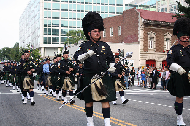 06.EmeraldSocietyPipebandMarch.EStreet.NW.WDC.14May2010