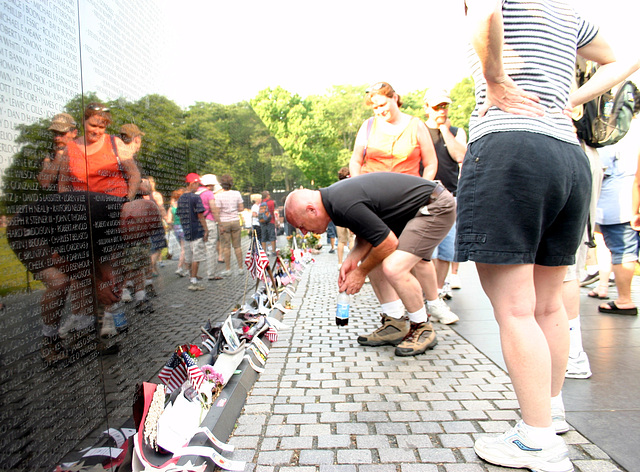 102.MDW.VietnamVeteransMemorial.WDC.29May2006