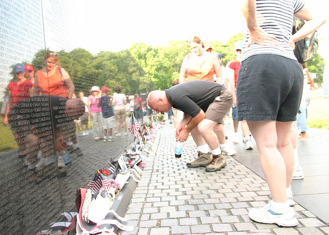 103.MDW.VietnamVeteransMemorial.WDC.29May2006