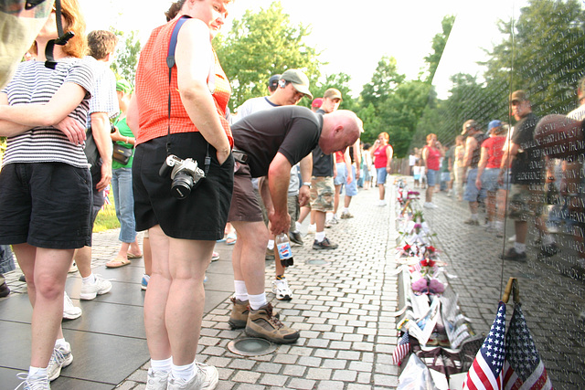 104.MDW.VietnamVeteransMemorial.WDC.29May2006