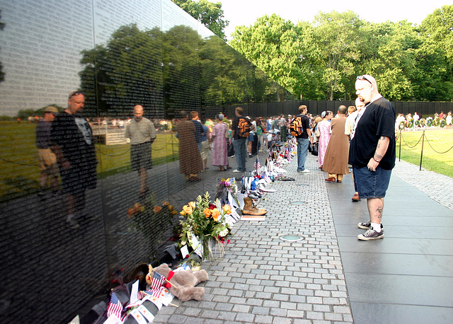 107.MDW.VietnamVeteransMemorial.WDC.29May2006