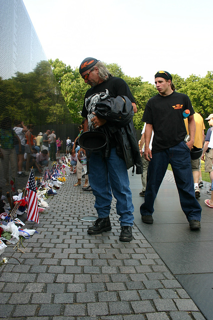 109.MDW.VietnamVeteransMemorial.WDC.29May2006