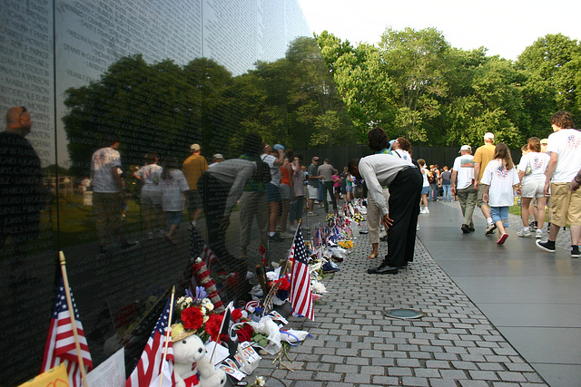 112.MDW.VietnamVeteransMemorial.WDC.29May2006