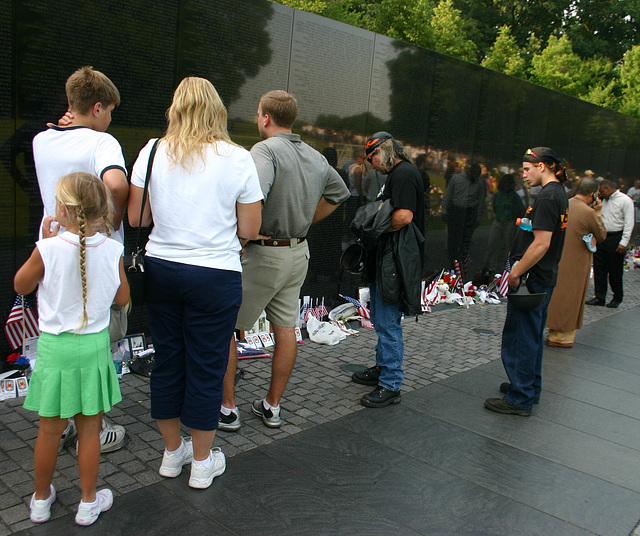 113.MDW.VietnamVeteransMemorial.WDC.29May2006