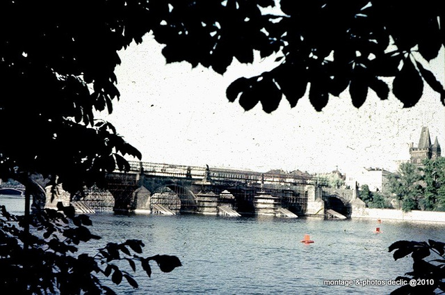 Le pont Charles en restauration en 1970 env .