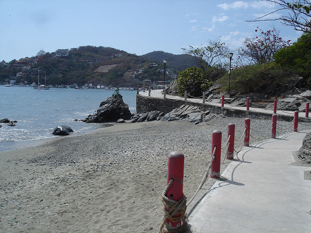 Marche maritime le long du rivage / Maritime walk along the shore.