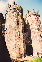 alnwick castle  1350 inner gate
