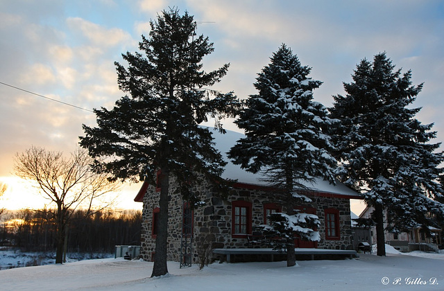 Petite maison en pierre des champs