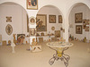 ekspozicio de bildoj, mozaikoj kaj plastaĵoj en la Muzeo de Guellala