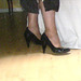 Christiane !!!  Escarpins et mollets sexy / Black pumps and sexy calves -  Photo originale avec permission / Original picture with permission.