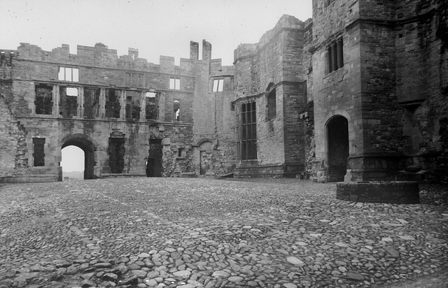 raglan castle 1549-89