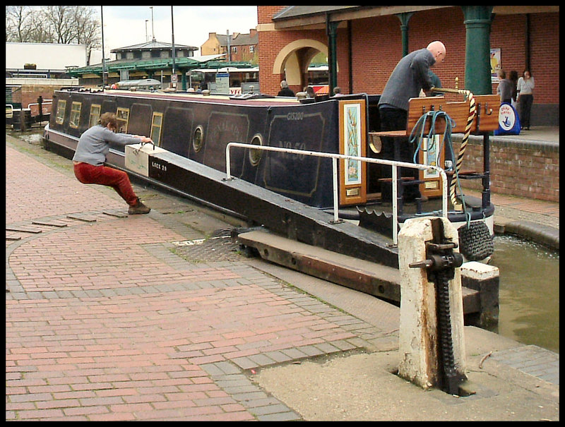 closing the lock gate