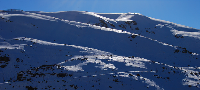 El sol brilla en la nieve