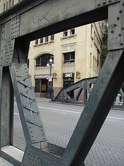Graffitis sur métal / Tags on bridge