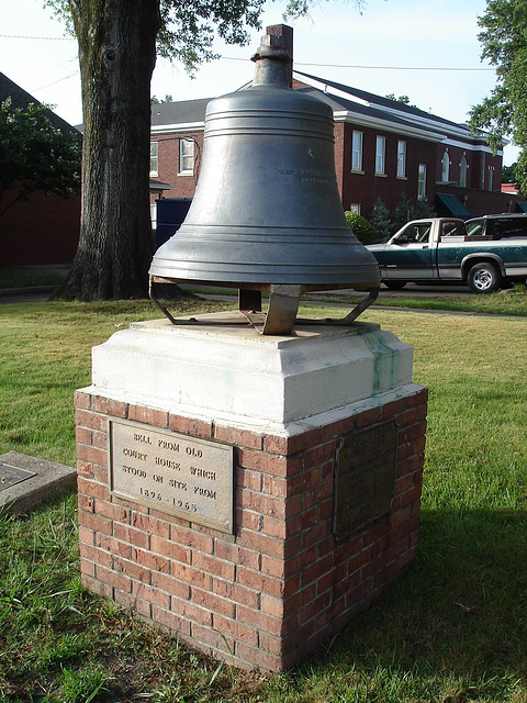 Former court house's bell / Cloche de l'ancien palais de justice - Indianola, Mississippi. USA - 9 juillet 2010