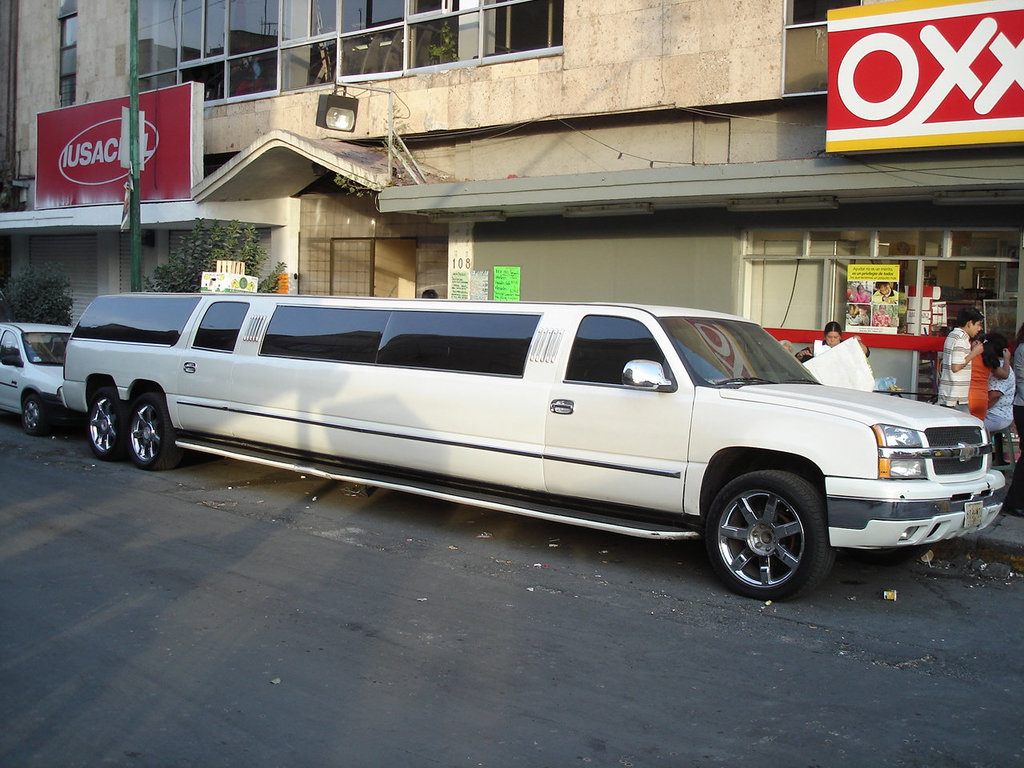 Limousine OXXO / 5526-0606 - Mexico city / 11 janvier 2011.