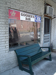 Goober's bar bench /  Banc Gooberien - Berlin, Maryland. USA - 18 juillet 2010