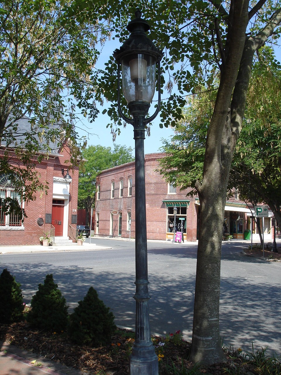 Street lamp among shades / Ombres et lampadaire - Berlin, Maryland. USA - 18 juillet 2010.