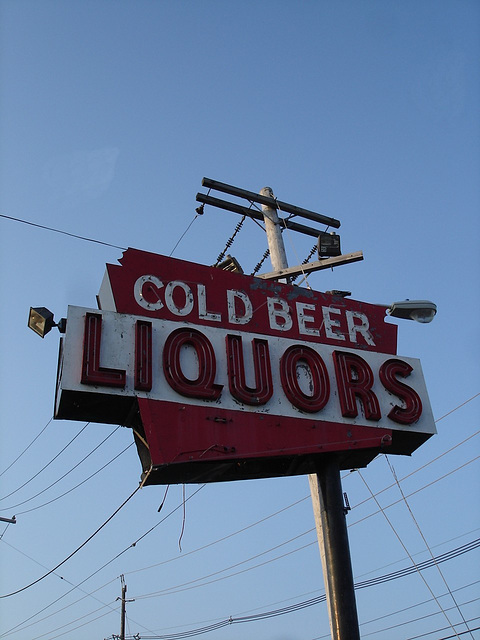 Cold beer Liquors sign /  New-Brunswick, New-Jersey. USA - 21 juillet 2010